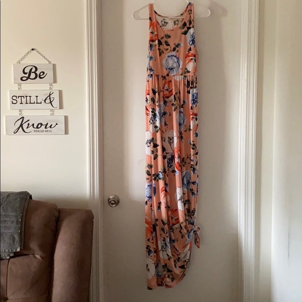 Long floral dress. WITH POCKETS! 😍😍